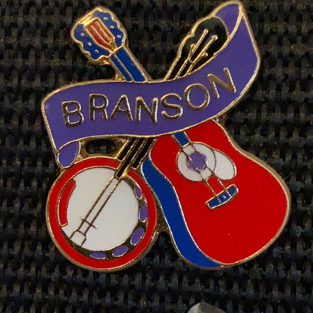 Branson Missouri Acoustic Guitar Banjo musical Instrument Pin Brooch Jewelry